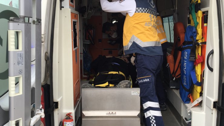 Takla atan otomobil, karşı şeritten gelen otomobille çarpıştı: 3 yaralı