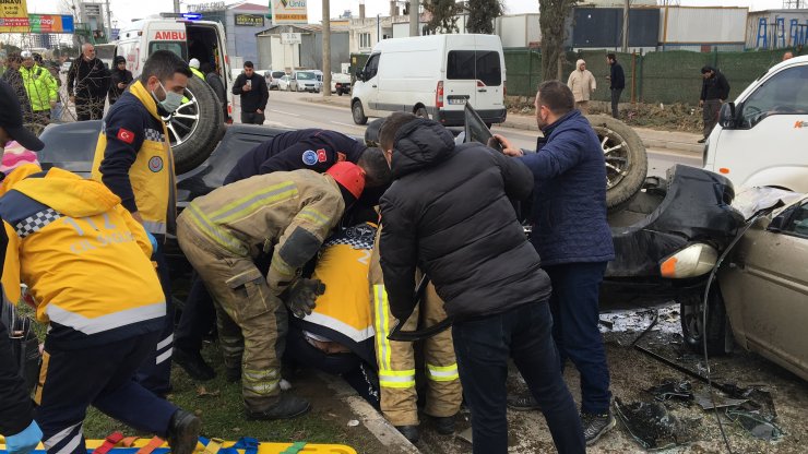 Takla atan otomobil, karşı şeritten gelen otomobille çarpıştı: 3 yaralı