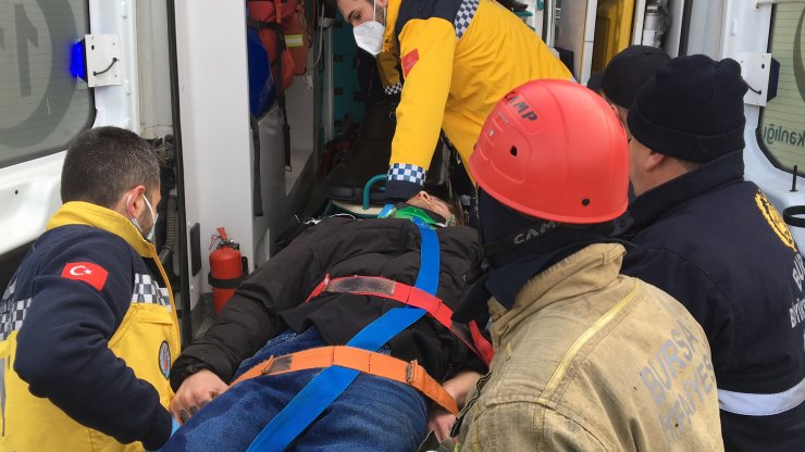 Takla atan otomobil, karşı şeritten gelen otomobille çarpıştı: 3 yaralı