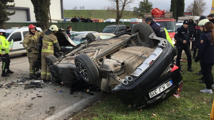 Takla atan otomobil, karşı şeritten gelen otomobille çarpıştı: 3 yaralı