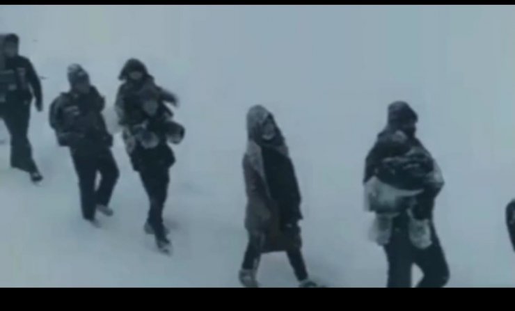 Tek sıra halinde karda yürüyen kaçak göçmenlerle ilgili açıklama