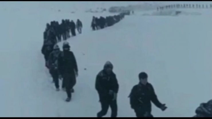 Tek sıra halinde karda yürüyen kaçak göçmenlerle ilgili açıklama