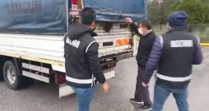 TEM’de 4 milyon 560 bin kaçak makaron ele geçirildi