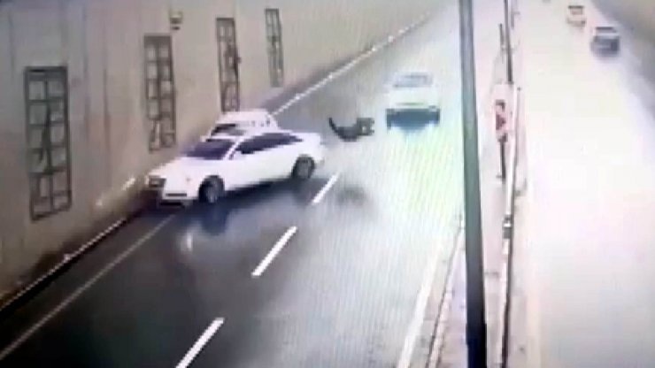 Yol ortasında yürüyen yayaya otomobil çarptı; o anlar kamerada