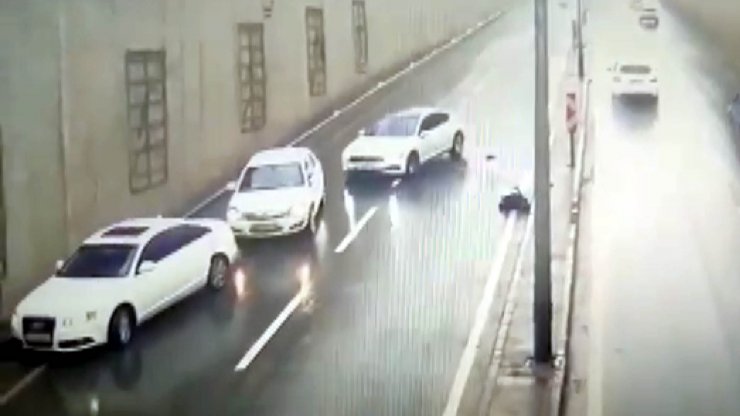 Yol ortasında yürüyen yayaya otomobil çarptı; o anlar kamerada