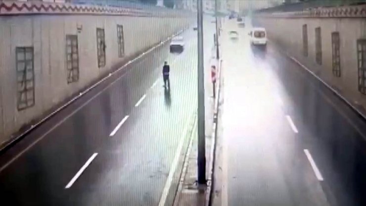 Yol ortasında yürüyen yayaya otomobil çarptı; o anlar kamerada