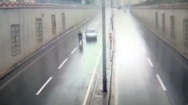 Yol ortasında yürüyen yayaya otomobil çarptı; o anlar kamerada
