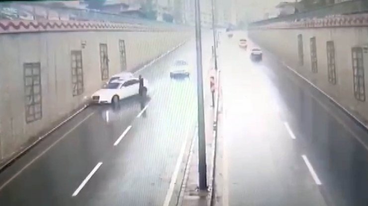 Yol ortasında yürüyen yayaya otomobil çarptı; o anlar kamerada