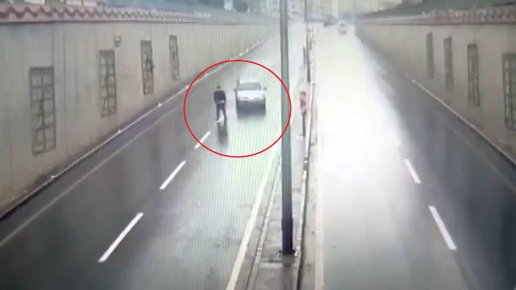 Yol ortasında yürüyen yayaya otomobil çarptı; o anlar kamerada