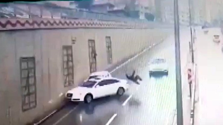 Yol ortasında yürüyen yayaya otomobil çarptı; o anlar kamerada