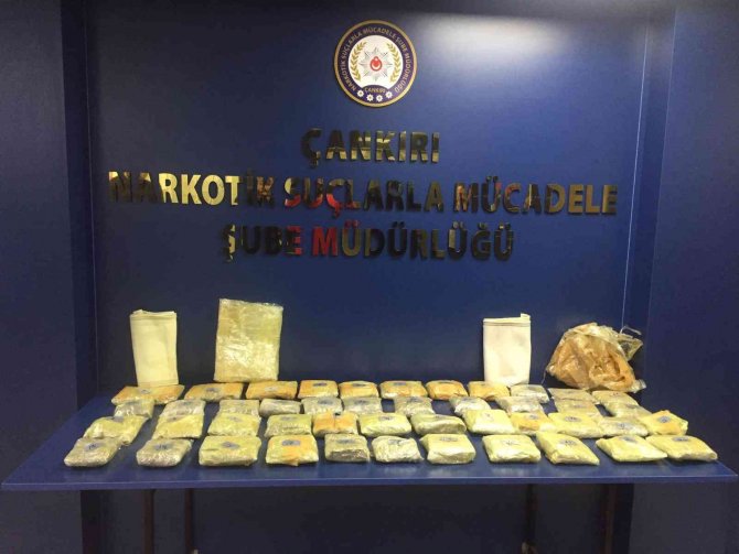 17 kilo eroini beline saran uyuşturucu tacirleri yakayı ele verdi