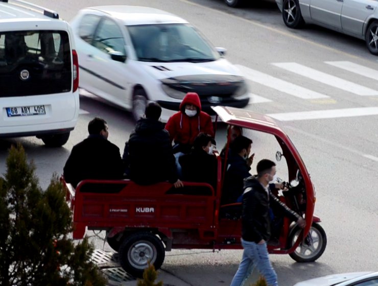 3 tekerlekli motosikletle 7 kişinin tehlikeli yolculuğu kamerada