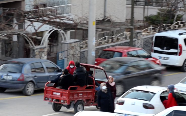 3 tekerlekli motosikletle 7 kişinin tehlikeli yolculuğu kamerada