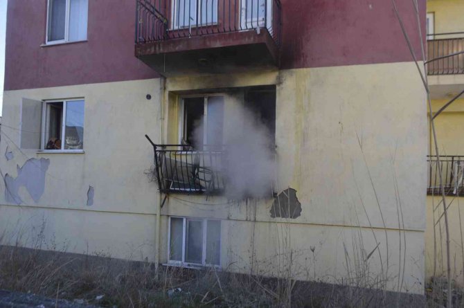 5 katlı binanın birinci katında yangın