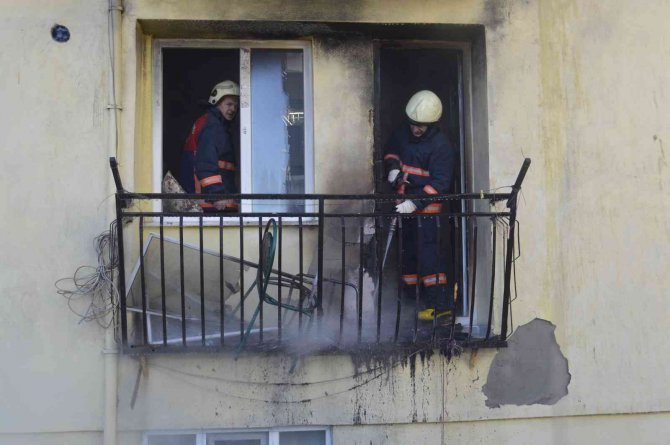 5 katlı binanın birinci katında yangın