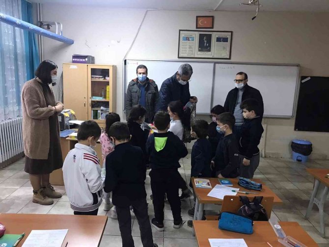 Akademisyenlerden minik öğrencilere hediye