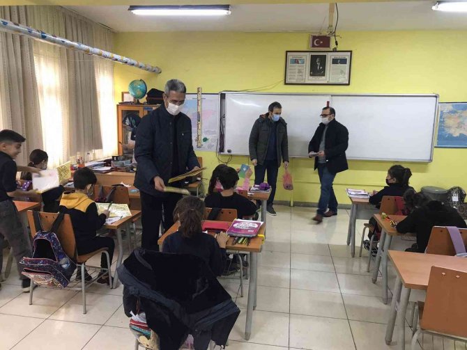 Akademisyenlerden minik öğrencilere hediye