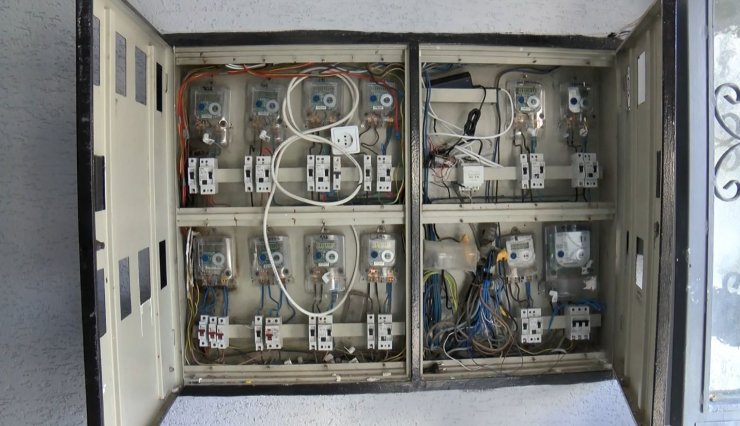 Elektriği kesmeye gelen görevlilere 'mınçıkalı' dayak 