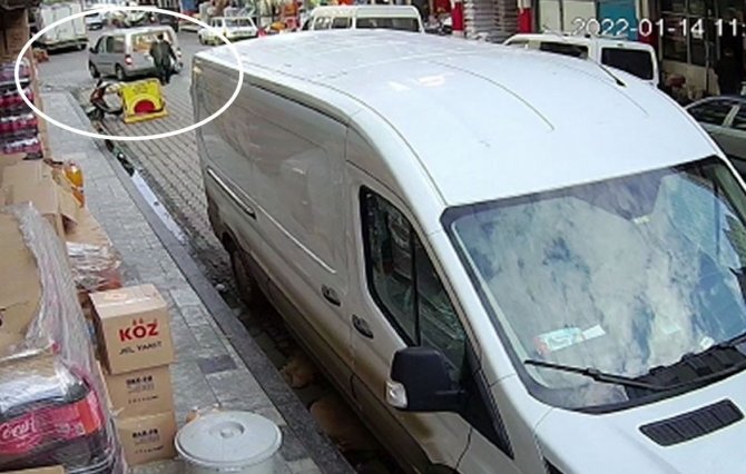 Geri geri gelen aracın altında kaldı