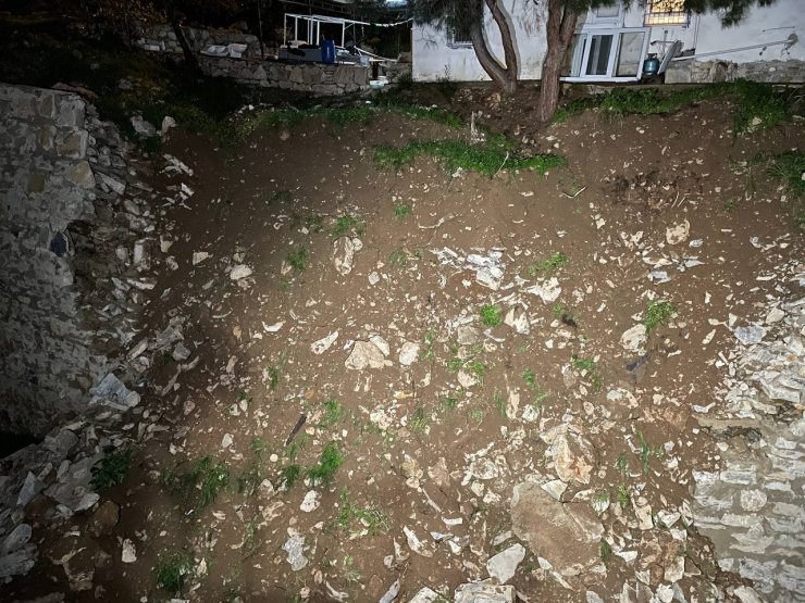 İstinat duvarı yıkıldı, dere kenarındaki 2 ev tahliye edildi