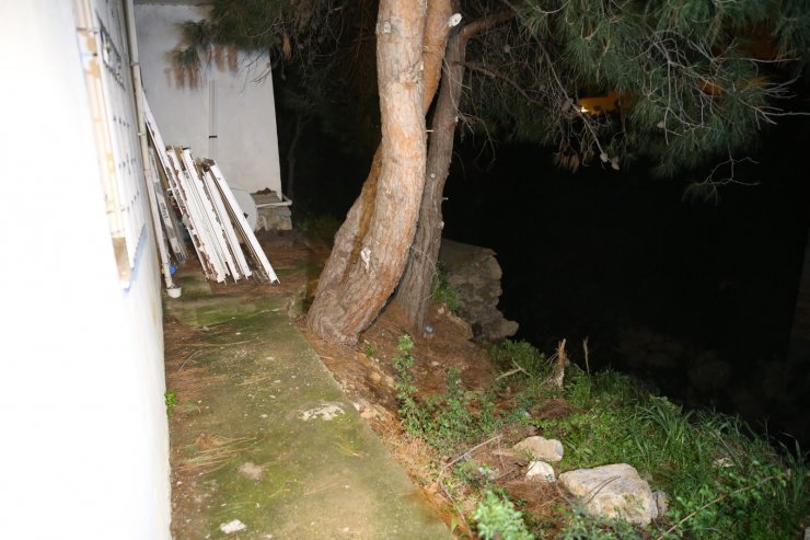 İstinat duvarı yıkıldı, dere kenarındaki 2 ev tahliye edildi