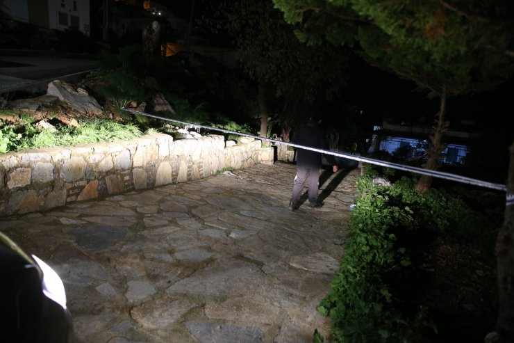 İstinat duvarı yıkıldı, dere kenarındaki 2 ev tahliye edildi