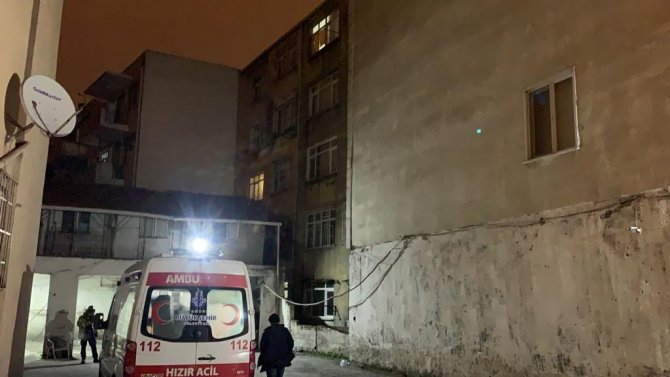 Kavga eden yabancı uyruklu şahıslar binanın bodrumunda yangın çıkarttı: 1’i ağır 4 yaralı
