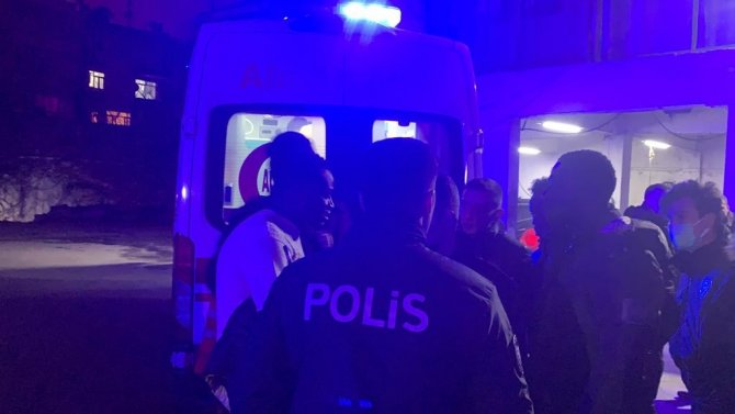 Kavga eden yabancı uyruklu şahıslar binanın bodrumunda yangın çıkarttı: 1’i ağır 4 yaralı