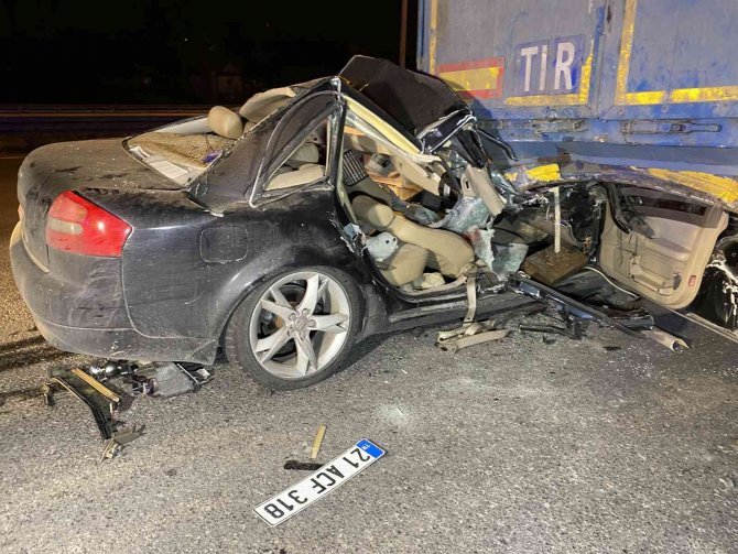 Lüks otomobil tır dorsesinin altına girdi: 2 ağır yaralı