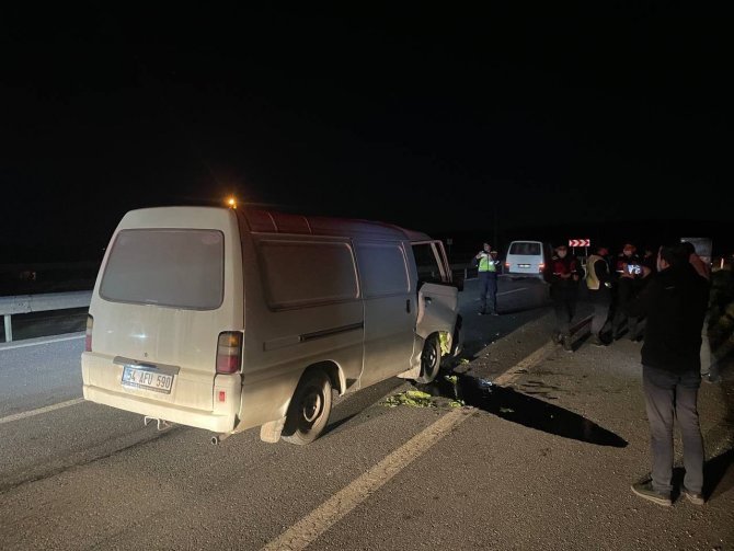 Minibüs kamyonete arkadan çarptı: 1 yaralı