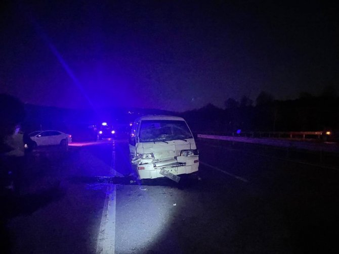 Minibüs kamyonete arkadan çarptı: 1 yaralı