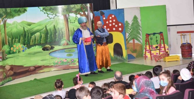 Minikler tiyatro ile eğlendi