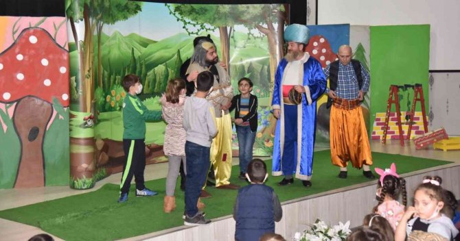 Minikler tiyatro ile eğlendi