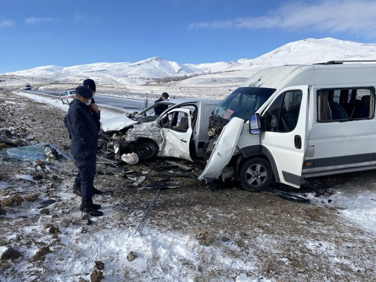 Öğrenci servisiyle hafif ticari araç çarpıştı: 1'i ağır, 11 yaralı