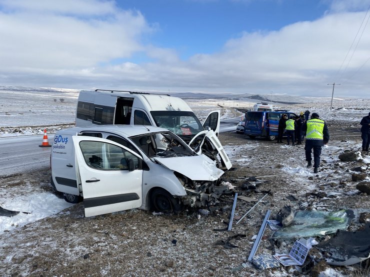 Öğrenci servisiyle hafif ticari araç çarpıştı: 1'i ağır, 11 yaralı