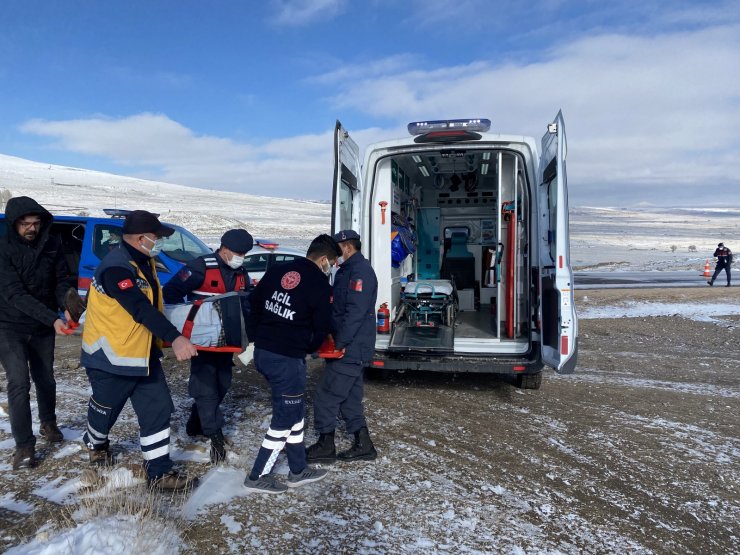 Öğrenci servisiyle hafif ticari araç çarpıştı: 1'i ağır, 11 yaralı