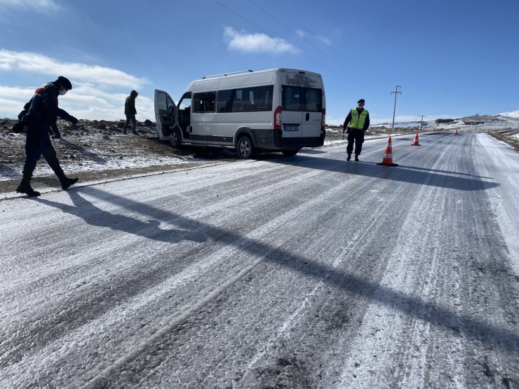Öğrenci servisiyle hafif ticari araç çarpıştı: 1'i ağır, 11 yaralı