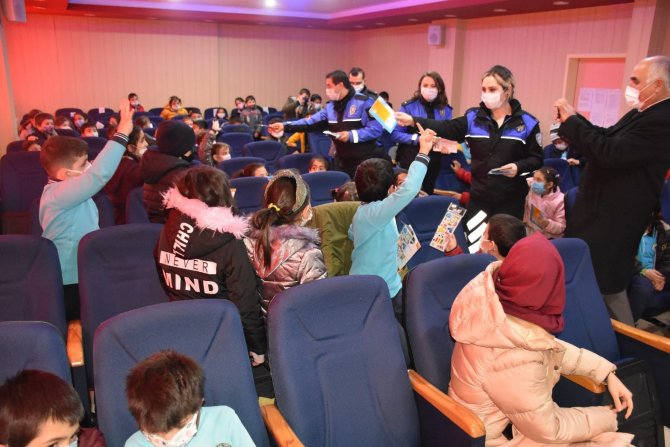 Öğrencilere sosyal medya bağımlılığı anlatıldı