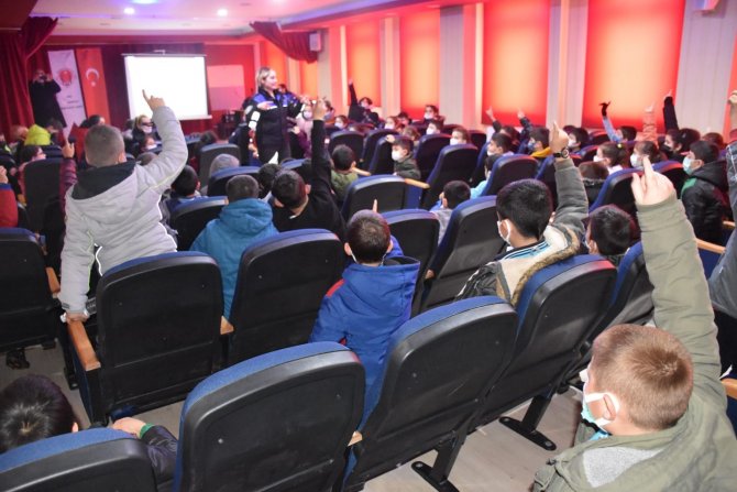 Öğrencilere sosyal medya bağımlılığı anlatıldı