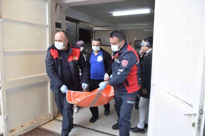 Ölümü sonrası annesi ve dayısı tutuklanan minik Ayşenur’un babası, kızının cenazesini feryat ederek aldı