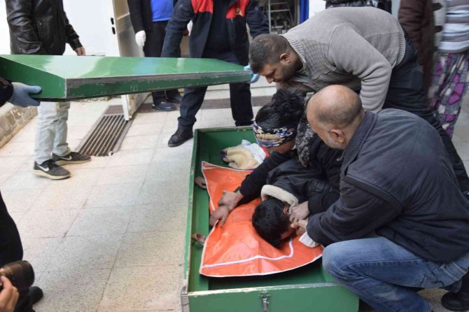 Ölümü sonrası annesi ve dayısı tutuklanan minik Ayşenur’un babası, kızının cenazesini feryat ederek aldı