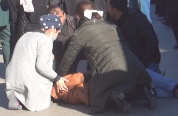 Otobüs çarpmasıyla yaralandı, ilk müdahaleyi kaza yerinden geçen hemşire yaptı 