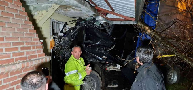 Pozitif olduğunu öğrenen tır sürücüsü kaza yaptı