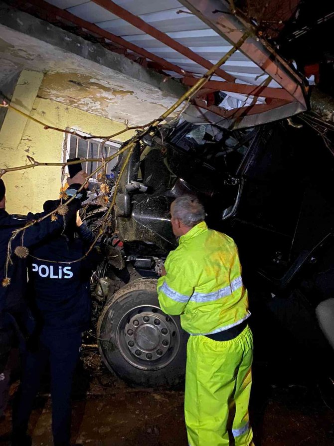 Pozitif olduğunu öğrenen tır sürücüsü kaza yaptı