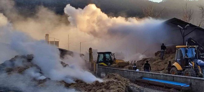 Saman balyası deposunda çıkan yangın büyümeden söndürüldü