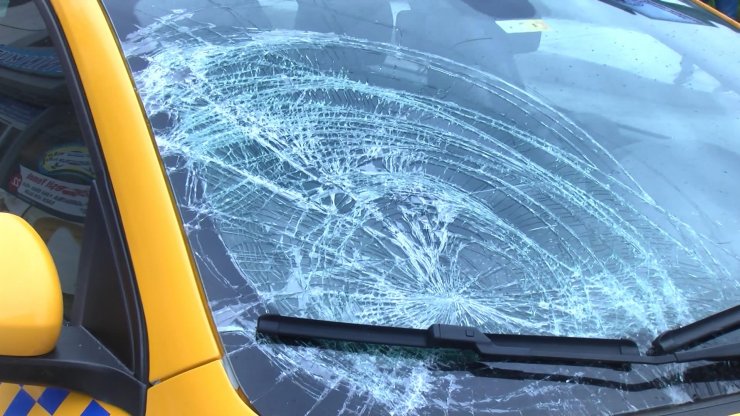 Taksinin çarptığı motosikletli yaralandı