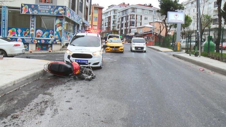Taksinin çarptığı motosikletli yaralandı