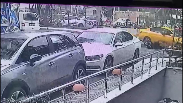 Taksinin çarptığı motosikletli yaralandı