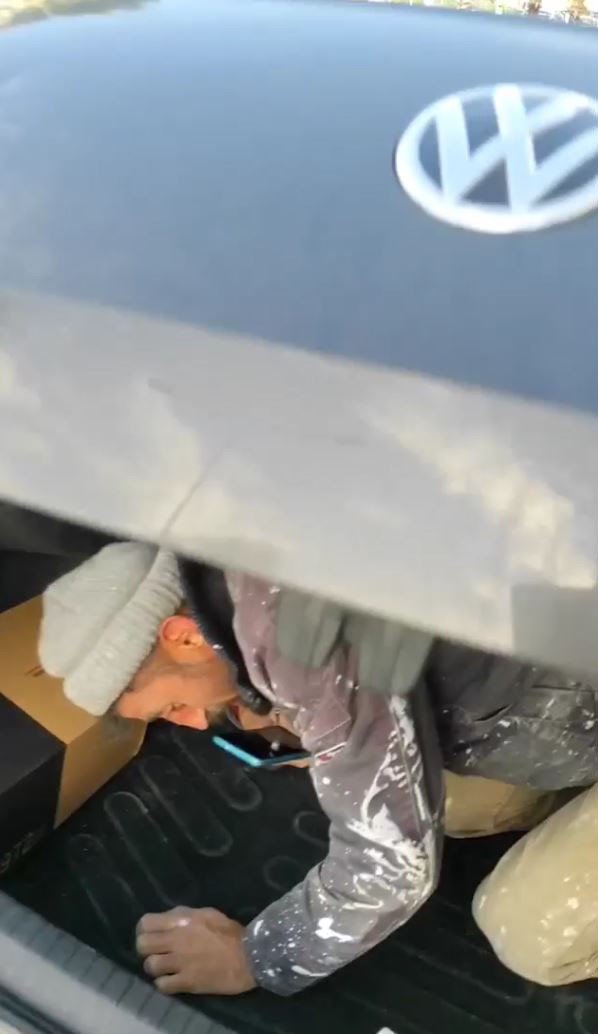 Vicdanları sızlatan olay: Patron, işçiyi arabası kirlenmesin diye bagajda taşıdı