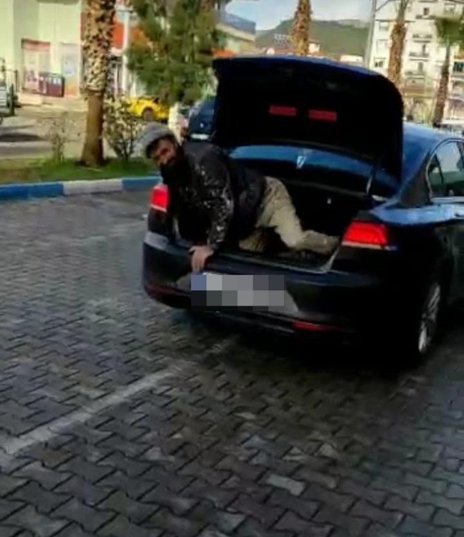 Vicdanları sızlatan olay: Patron, işçiyi arabası kirlenmesin diye bagajda taşıdı